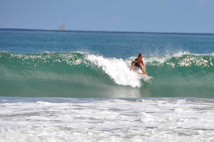 Surfing Waioli Beach